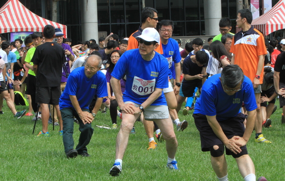 Ma Ying-jeou warming up for a race at  National Tsing-hua University in Taiwan