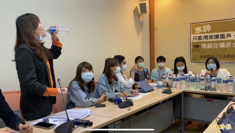 Want Want Group representative drinks hypochlorous acid water during press conference
