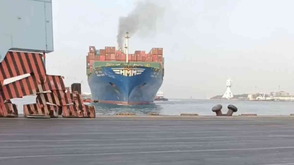 74,000-ton Container Ship Crashes Into Wharf At Port Of Kaohsiung ...