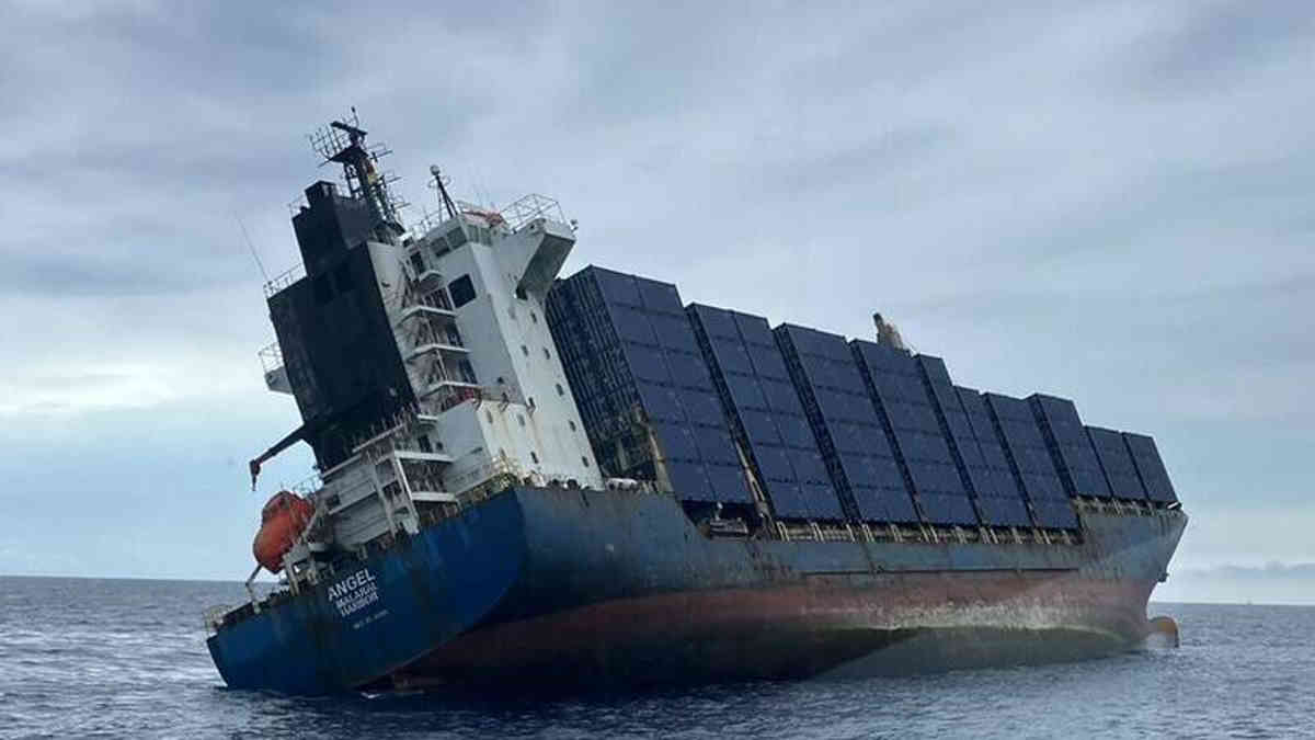 Container Ship Listing Dangerously Off The Port Of Kaohsiung – Taiwan ...